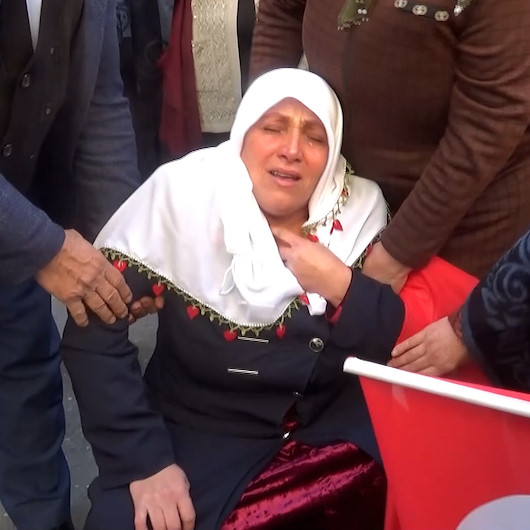 HDP önündeki eyleme katılan anne röportaj sırasında baygınlık geçirdi